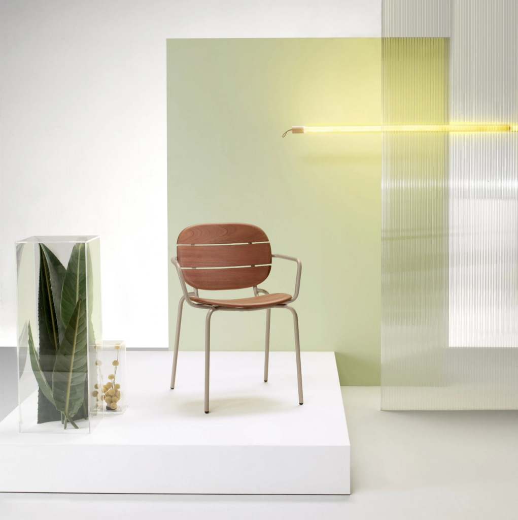 Silla comedor de madera con reposabrazos para exterior