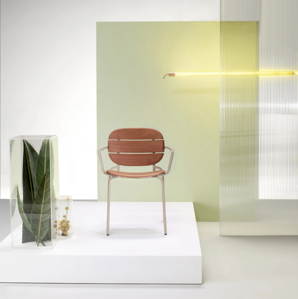 Silla comedor de madera con reposabrazos para exterior